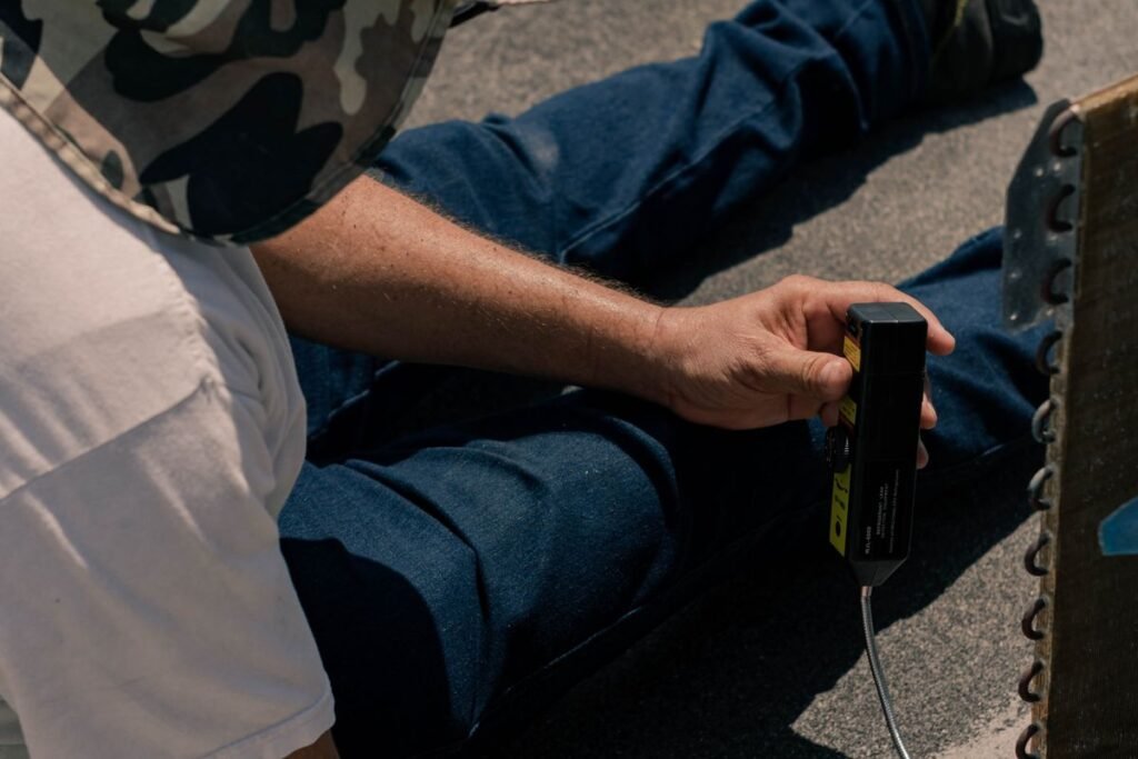 Profissional instalando um ar-condicionado split