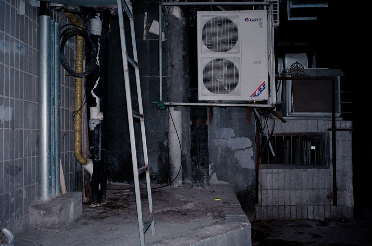 Tubulação de um ar-condicionado instalada na parede externa