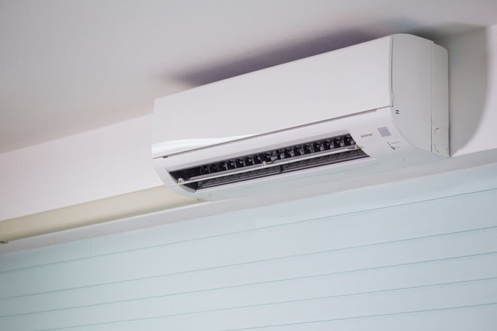 Unidade interna evaporadora de ar-condicionado instalada na parede de um ambiente