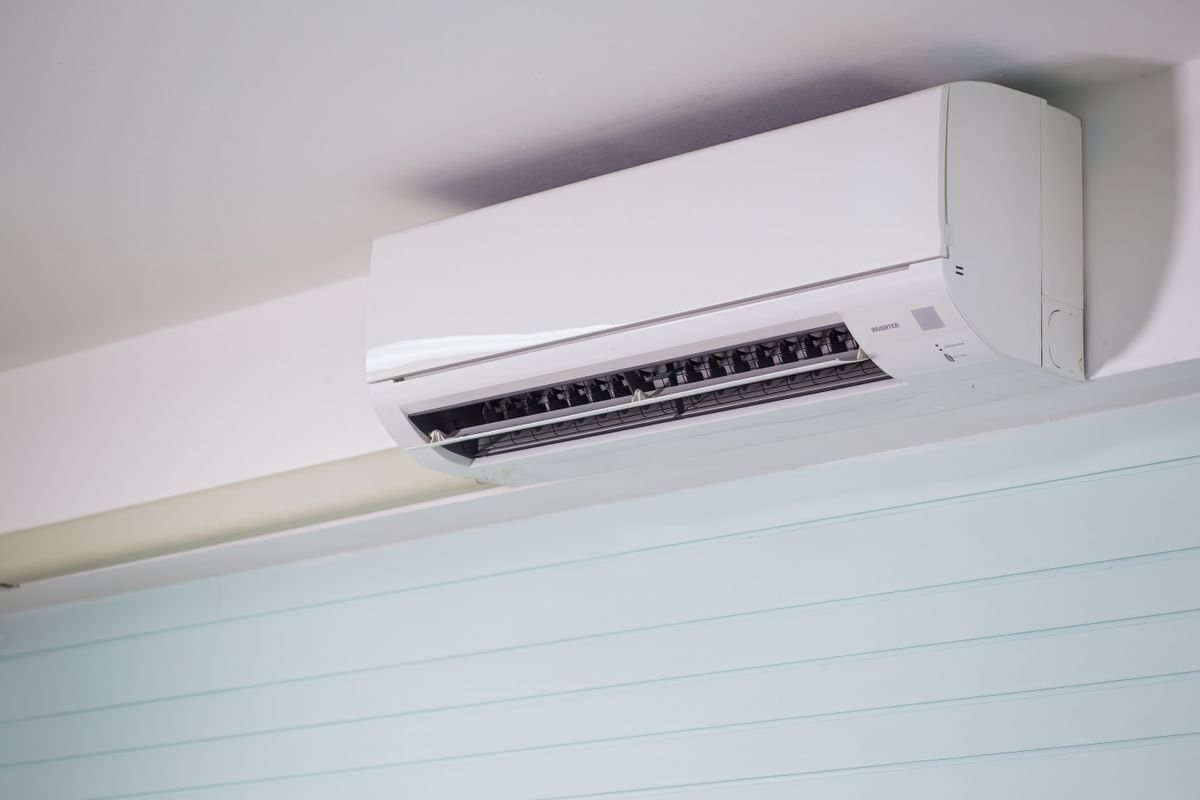 Unidade interna evaporadora de ar-condicionado instalada na parede de um ambiente