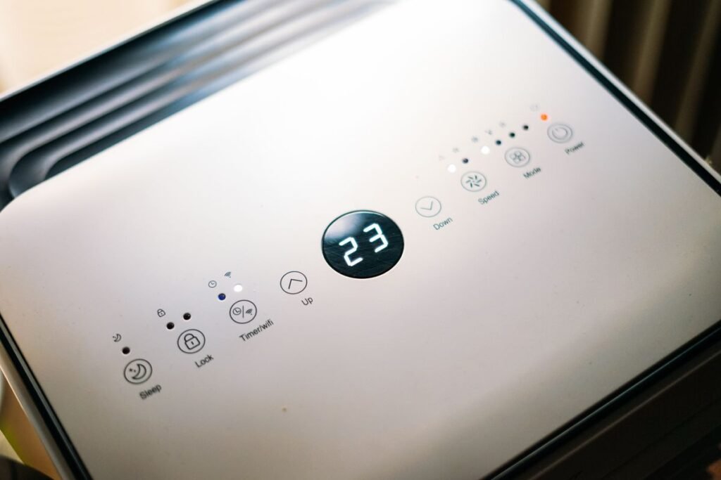 Painel de ar-condicionado mostrando a temperatura no display